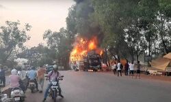 കണ്ണൂരില് നിന്ന് വിനോദ സഞ്ചാരത്തിനു പോയ കോളജ് ബസിന് തീപിടിച്ചു കണ്ണൂരില് നിന്ന് വിനോദ സഞ്ചാരത്തിനു പോയ കോളജ് ബസിന് തീപിടിച്ചു