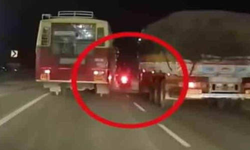 കുഴല്മന്ദത്ത് കെഎസ്ആര്ടിസി ബസിടിച്ച് യുവാക്കള് മരിച്ച സംഭവം;ഡ്രൈവര്ക്കെതിരേ ജാമ്യമില്ലാ വകുപ്പ് ചുമത്തി കുഴല്മന്ദത്ത് കെഎസ്ആര്ടിസി ബസിടിച്ച് യുവാക്കള് മരിച്ച സംഭവം;ഡ്രൈവര്ക്കെതിരേ ജാമ്യമില്ലാ വകുപ്പ് ചുമത്തി