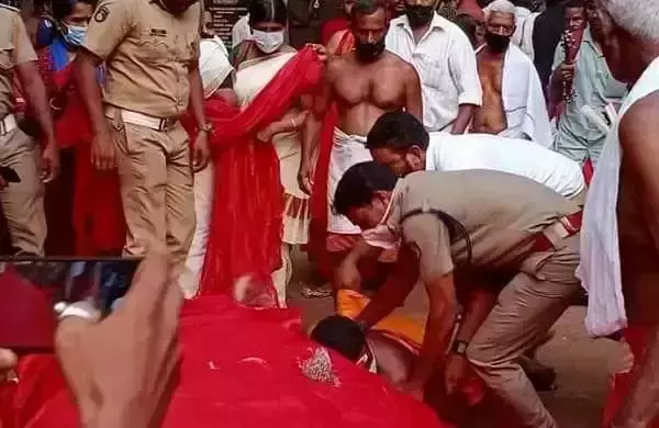 ക്ഷേത്രത്തില് നിരോധനം ലംഘിച്ച് കോഴി ബലി; രണ്ടു പേര് അറസ്റ്റില് ക്ഷേത്രത്തില് നിരോധനം ലംഘിച്ച് കോഴി ബലി; രണ്ടു പേര് അറസ്റ്റില്