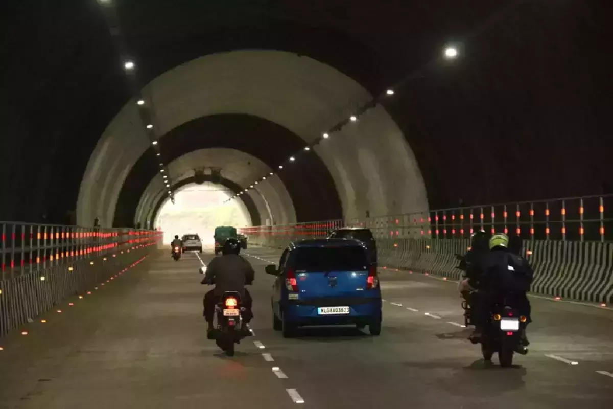 ടിപ്പറിന്റെ പിന്ഭാഗം താഴ്ത്താതെ ഓടിച്ചു; കുതിരാന് തുരങ്കത്തില് വീണ്ടും ലൈറ്റുകള് തകര്ന്നു ടിപ്പറിന്റെ പിന്ഭാഗം താഴ്ത്താതെ ഓടിച്ചു; കുതിരാന് തുരങ്കത്തില് വീണ്ടും ലൈറ്റുകള് തകര്ന്നു