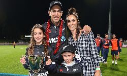 റോസ് ടെയ്‌ലര്‍ വിരമിച്ചു