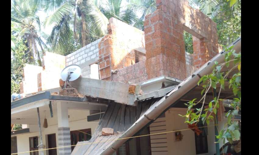 നിര്മാണത്തിനിടെ വീടിന്റെ ബീം തകര്ന്ന് രണ്ട് പേര് മരിച്ചു നിര്മാണത്തിനിടെ വീടിന്റെ ബീം തകര്ന്ന് രണ്ട് പേര് മരിച്ചു