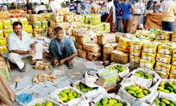 പഴങ്ങളില്‍ തുപ്പുന്നു, മുസ്‌ലിം കച്ചവടക്കാരില്‍നിന്ന് ഹിന്ദുക്കള്‍ പഴവര്‍ഗങ്ങള്‍ വാങ്ങരുത്; വീണ്ടും നുണപ്രചാരണവുമായി സംഘപരിവാരം