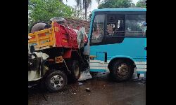 മഞ്ചേരി - എടവണ്ണ റോഡില്‍ ബസ്സും മിനി ലോറിയും കൂട്ടിയിടിച്ചു;  ലോറി ഡ്രൈവര്‍ മരിച്ചു; നിരവധി പേര്‍ക്ക് പരിക്ക്