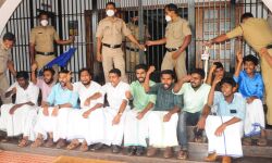 വിദ്യാര്ത്ഥികളുടെ ഫീസ് മുന്കൂര് ഈടാക്കാന് തീരുമാനം: കണ്ണൂര് സര്വകലാശാല ആസ്ഥാനത്ത് കെഎസ്യു പ്രതിഷേധം വിദ്യാര്ത്ഥികളുടെ ഫീസ് മുന്കൂര് ഈടാക്കാന് തീരുമാനം: കണ്ണൂര് സര്വകലാശാല ആസ്ഥാനത്ത് കെഎസ്യു പ്രതിഷേധം