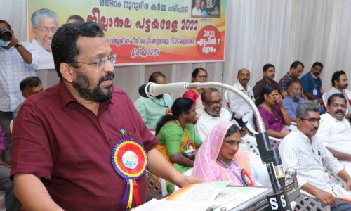 ഭൂമിയുടെ രേഖകള് ഇനി അവകാശികളെ തേടിയെത്തുമെന്ന് റവന്യു മന്ത്രി ഭൂമിയുടെ രേഖകള് ഇനി അവകാശികളെ തേടിയെത്തുമെന്ന് റവന്യു മന്ത്രി