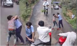 ബൈക്കിന് സൈഡ് നല്കിയില്ലെന്ന്; കെഎസ്ആര്ടിസി ജീവനക്കാരും യുവാക്കളും തമ്മില് നടുറോട്ടില് കൂട്ടത്തല്ല് ബൈക്കിന് സൈഡ് നല്കിയില്ലെന്ന്; കെഎസ്ആര്ടിസി ജീവനക്കാരും യുവാക്കളും തമ്മില് നടുറോട്ടില് കൂട്ടത്തല്ല്