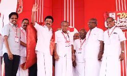 പിണറായി ഇന്ത്യയിലെ ഉരുക്കു മനുഷ്യരില് ഒരാള്; വഴികാട്ടി; പ്രശംസിച്ച് സ്റ്റാലിന് പിണറായി ഇന്ത്യയിലെ ഉരുക്കു മനുഷ്യരില് ഒരാള്; വഴികാട്ടി; പ്രശംസിച്ച് സ്റ്റാലിന്