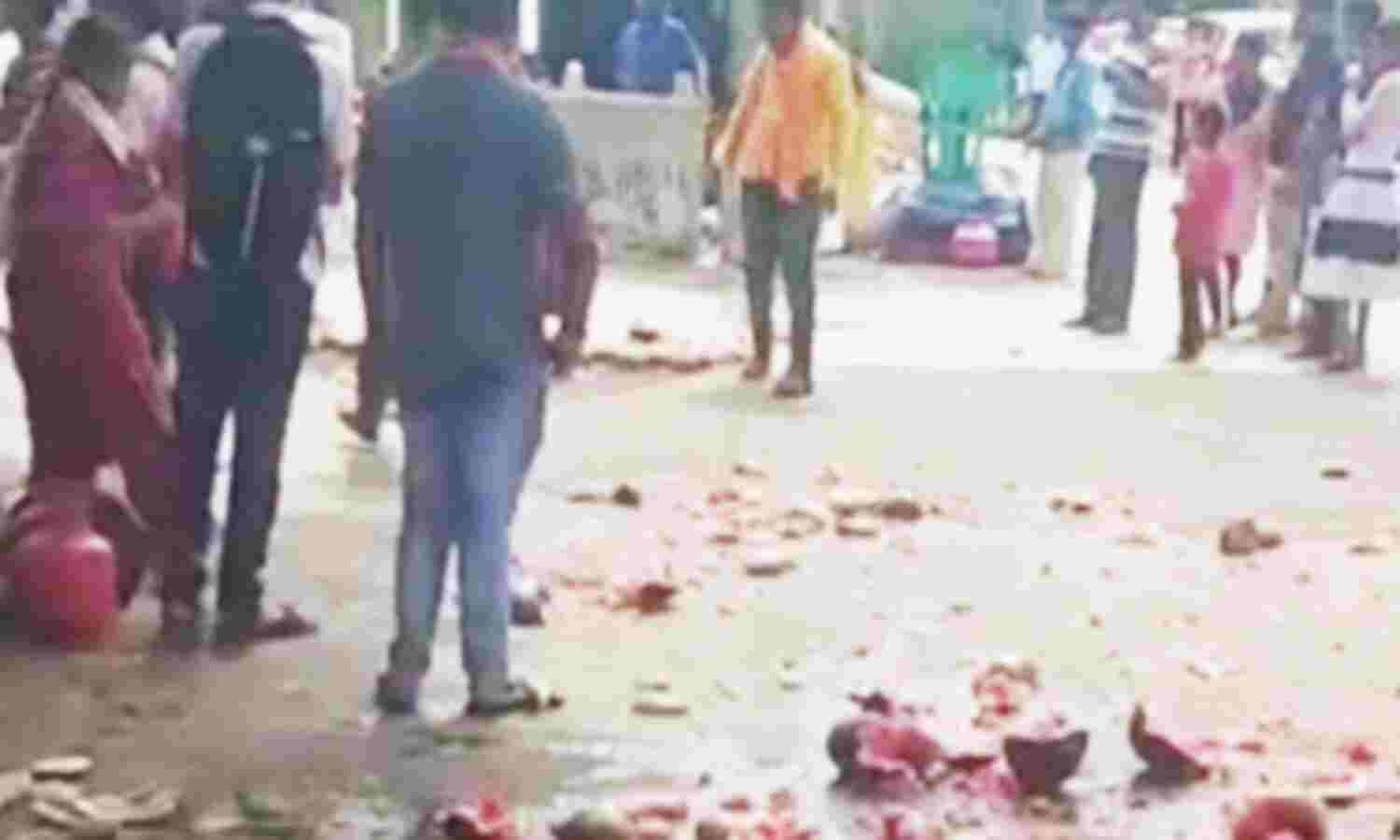 കര്ണാടകയില് ക്ഷേത്രപരിസരത്ത് ശ്രീരാംസേന പ്രവര്ത്തകര് മുസ്ലിം കച്ചവടക്കാരുടെ ഉന്തുവണ്ടികള് തകര്ത്തു കര്ണാടകയില് ക്ഷേത്രപരിസരത്ത് ശ്രീരാംസേന പ്രവര്ത്തകര് മുസ്ലിം കച്ചവടക്കാരുടെ ഉന്തുവണ്ടികള് തകര്ത്തു