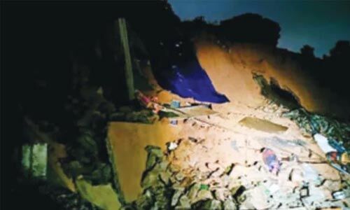 കനത്ത മഴ; തൊഴിലാളികള് താമസിച്ചിരുന്ന ഷെഡ് മുപ്പതടി താഴ്ചയിലേക്ക് പതിച്ചു കനത്ത മഴ; തൊഴിലാളികള് താമസിച്ചിരുന്ന ഷെഡ് മുപ്പതടി താഴ്ചയിലേക്ക് പതിച്ചു