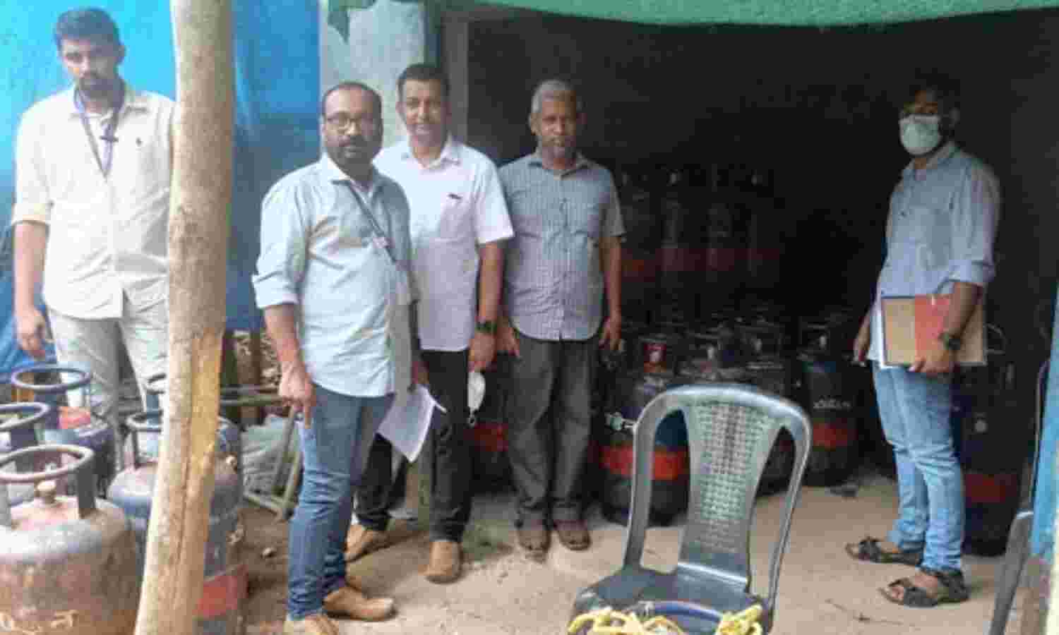 അനധികൃതമായി സൂക്ഷിച്ച 93 ഗ്യാസ് സിലിണ്ടറുകള് പിടികൂടി അനധികൃതമായി സൂക്ഷിച്ച 93 ഗ്യാസ് സിലിണ്ടറുകള് പിടികൂടി