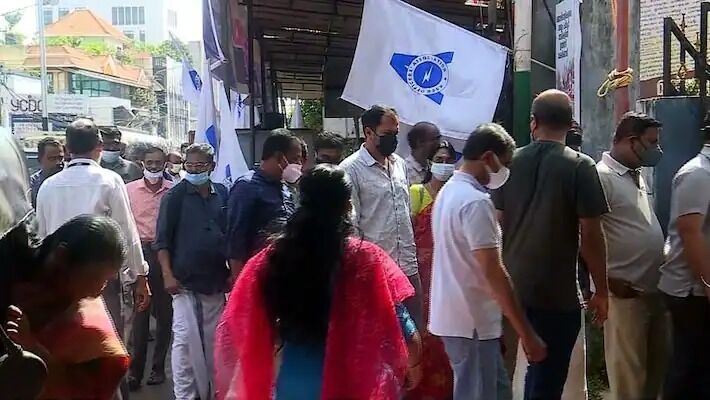 കെഎസ്ഇബി ഓഫീസേഴ്സ് അസോസിയേഷന്റെ അനിശ്ചിതകാല സമരത്തില് ഇന്ന് സമവായ ചര്ച്ച നടന്നേക്കും കെഎസ്ഇബി ഓഫീസേഴ്സ് അസോസിയേഷന്റെ അനിശ്ചിതകാല സമരത്തില് ഇന്ന് സമവായ ചര്ച്ച നടന്നേക്കും