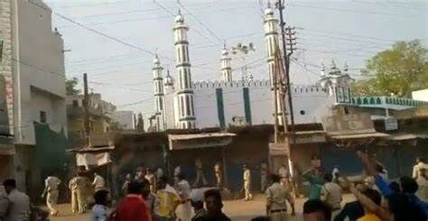 ഖാര്ഗോണിലെ ഹിന്ദുത്വരുടെ അഴിഞ്ഞാട്ടം; ഏറ്റുമുട്ടല് ആരംഭിച്ചത് ഹിന്ദുത്വരും പോലിസും തമ്മില്; അറസ്റ്റിനും വീടുതകര്ക്കലിനും ഇരകളായത് മുസ്ലിംകള് ഖാര്ഗോണിലെ ഹിന്ദുത്വരുടെ അഴിഞ്ഞാട്ടം; ഏറ്റുമുട്ടല് ആരംഭിച്ചത് ഹിന്ദുത്വരും പോലിസും തമ്മില്; അറസ്റ്റിനും വീടുതകര്ക്കലിനും ഇരകളായത് മുസ്ലിംകള്