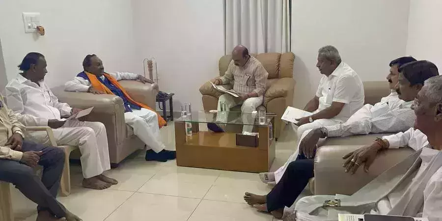 കരാറുകാരന്റെ മരണം: കര്ണാടക ഗ്രാമവികസന വകുപ്പ് മന്ത്രി കെ എസ് ഈശ്വരപ്പ രാജി സമര്പ്പിച്ചു കരാറുകാരന്റെ മരണം: കര്ണാടക ഗ്രാമവികസന വകുപ്പ് മന്ത്രി കെ എസ് ഈശ്വരപ്പ രാജി സമര്പ്പിച്ചു