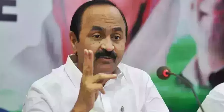 കേരളത്തില് വര്ഗീയ ശക്തികള് അഴിഞ്ഞാടുന്നു; പോപുലര് ഫ്രണ്ട് നേതാവിന്റെ കൊലപാതകത്തില് സര്ക്കാരിനെതിരേ വിമര്ശനവുമായി പ്രതിപക്ഷ നേതാവ് കേരളത്തില് വര്ഗീയ ശക്തികള് അഴിഞ്ഞാടുന്നു; പോപുലര് ഫ്രണ്ട് നേതാവിന്റെ കൊലപാതകത്തില് സര്ക്കാരിനെതിരേ വിമര്ശനവുമായി പ്രതിപക്ഷ നേതാവ്