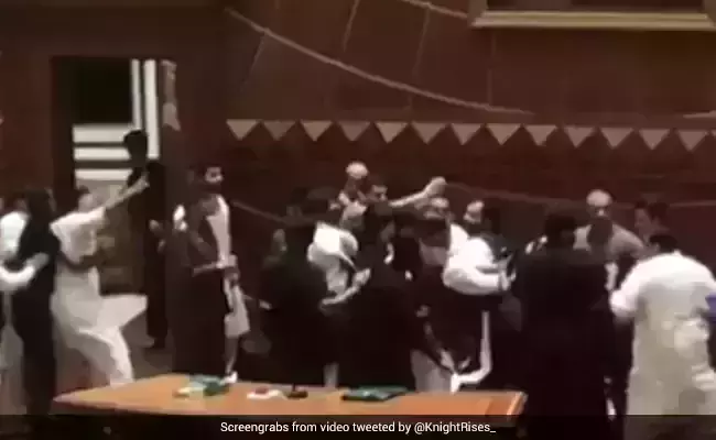 പാകിസ്താനിലെ പഞ്ചാബ് നിയമസഭയില് കൈയ്യാങ്കളി; ഡെപ്യൂട്ടി സ്പീക്കര്ക്കെതിരേ കൈയേറ്റം പാകിസ്താനിലെ പഞ്ചാബ് നിയമസഭയില് കൈയ്യാങ്കളി; ഡെപ്യൂട്ടി സ്പീക്കര്ക്കെതിരേ കൈയേറ്റം