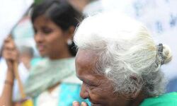 വൃദ്ധ മാതാവിനെ പത്തു വര്‍ഷം വീട്ടിനുള്ളില്‍ പൂട്ടിയിട്ടു: മക്കളായ പോലിസുകാരനും ദൂരദര്‍ശന്‍ ജീവനക്കാരനുമെതിരേ കേസ്