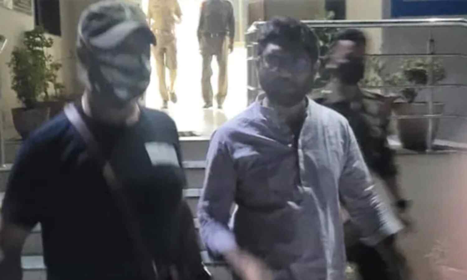എംഎല്എ ജിഗ്നേഷ് മേവാനിയെ അസം പോലിസ് അറസ്റ്റ് ചെയ്തു എംഎല്എ ജിഗ്നേഷ് മേവാനിയെ അസം പോലിസ് അറസ്റ്റ് ചെയ്തു