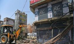 ജഹാംഗീര്‍പുരിയിലെ പോലിസ് നടപടിക്കിടയില്‍ തകര്‍ക്കപ്പെട്ടതില്‍ കോര്‍പറേഷന്‍ കെട്ടിടവും; ജൂസ് ഷോപ്പ് ഉടമ സുപ്രിംകോടതിയിലേക്ക്