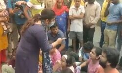 മതി മിണ്ടാതിരിക്ക്!: യുപിയില്‍ അപകടത്തില്‍ മകന്‍ മരിച്ചതില്‍ പ്രതിഷേധിച്ച മാതാവിനു നേരെ വിരല്‍ചൂണ്ടി ആക്രോശിച്ച് സബ്ഡിവിഷണല്‍ മജിസ്‌ട്രേറ്റ്