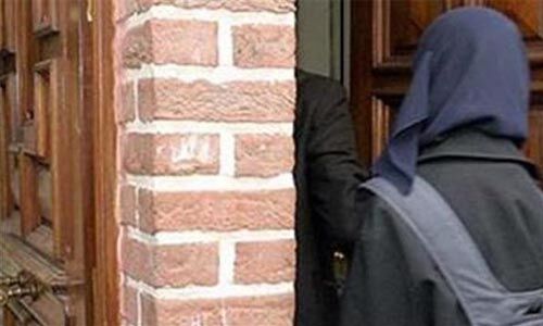 തമിഴ്നാട്ടിലും ഹിജാബ് വിലക്ക്: മകനെ സ്കൂളില് ചേര്ക്കാനെത്തിയ മുസ്ലിം യുവതിയോട് ഹിജാബ് അഴിക്കാന് ആവശ്യപ്പെട്ട് ജീവനക്കാരന് തമിഴ്നാട്ടിലും ഹിജാബ് വിലക്ക്: മകനെ സ്കൂളില് ചേര്ക്കാനെത്തിയ മുസ്ലിം യുവതിയോട് ഹിജാബ് അഴിക്കാന് ആവശ്യപ്പെട്ട് ജീവനക്കാരന്