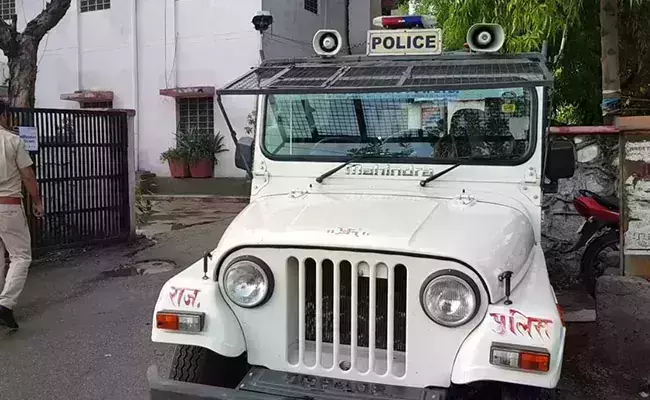 ദലിതരായതിനാല് നവദമ്പതികളെ ക്ഷേത്രദര്ശനത്തില്നിന്നു തടഞ്ഞു; പൂജാരി അറസ്റ്റില് ദലിതരായതിനാല് നവദമ്പതികളെ ക്ഷേത്രദര്ശനത്തില്നിന്നു തടഞ്ഞു; പൂജാരി അറസ്റ്റില്