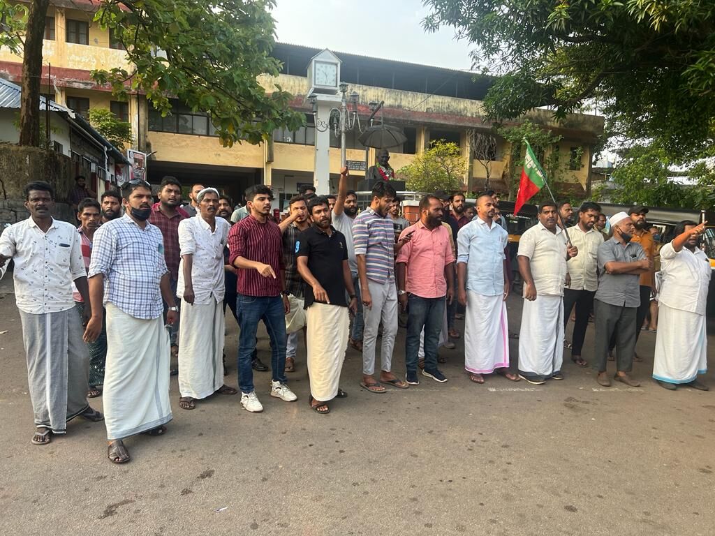 എസ്ഡിപിഐ പ്രതിഷേധ പ്രകടനവും ധർണ്ണയും സംഘടിപ്പിച്ചു എസ്ഡിപിഐ പ്രതിഷേധ പ്രകടനവും ധർണ്ണയും സംഘടിപ്പിച്ചു