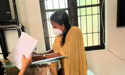 เดชเตเดฃเตโเดเตเดเตเดเดฟเดเดณเตโเดเตเดเตเดจเตเดฐเต เดฏเตเดตเดจเตเดคเดพเดตเดฟเดจเตเดฑเต เดเดเตเดฐเดฎเดฃเด: เดคเตเดเตเดเดฟเดชเตเดชเดฒเด เดชเตเดฒเดฟเดธเต เดตเตเดฃเตเดเตเด เดฎเตเดดเดฟเดฏเตเดเตเดคเตเดคเต เดชเตเดฃเตโเดเตเดเตเดเดฟเดเดณเตโเดเตเดเตเดจเตเดฐเต เดฏเตเดตเดจเตเดคเดพเดตเดฟเดจเตเดฑเต เดเดเตเดฐเดฎเดฃเด: เดคเตเดเตเดเดฟเดชเตเดชเดฒเด เดชเตเดฒเดฟเดธเต เดตเตเดฃเตเดเตเด เดฎเตเดดเดฟเดฏเตเดเตเดคเตเดคเต