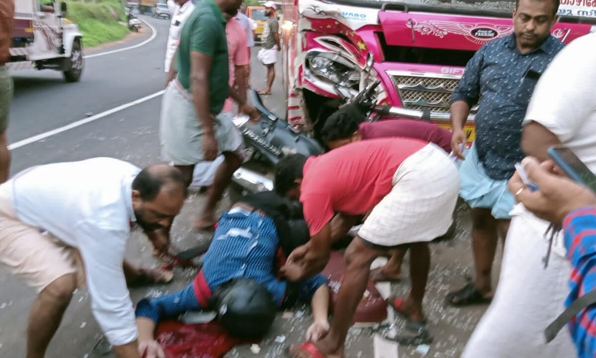 പരപ്പനങ്ങാടിയില് ബസ്സിടിച്ച് സ്കൂട്ടര് യാത്രികന് ദാരുണാന്ത്യം പരപ്പനങ്ങാടിയില് ബസ്സിടിച്ച് സ്കൂട്ടര് യാത്രികന് ദാരുണാന്ത്യം