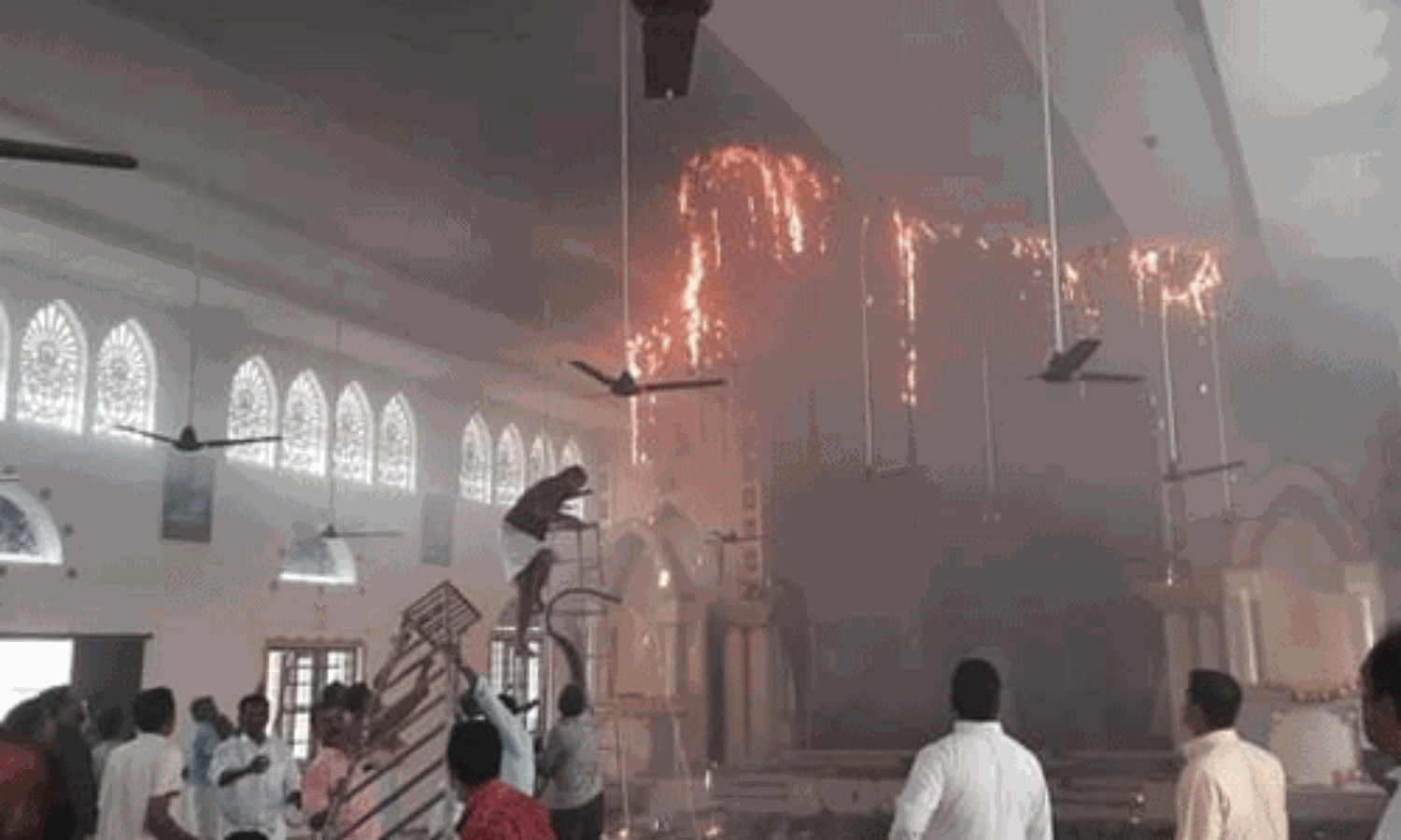 കൂദാശാ കര്മ്മത്തിനിടെ പള്ളിക്കെട്ടിടത്തിന് തീപിടിച്ചു കൂദാശാ കര്മ്മത്തിനിടെ പള്ളിക്കെട്ടിടത്തിന് തീപിടിച്ചു