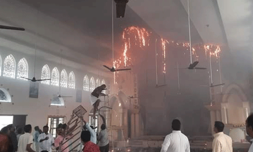 കൂദാശാ കര്മ്മത്തിനിടെ പള്ളിക്കെട്ടിടത്തിന് തീപിടിച്ചു കൂദാശാ കര്മ്മത്തിനിടെ പള്ളിക്കെട്ടിടത്തിന് തീപിടിച്ചു