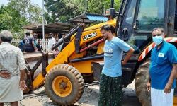 റെയില്‍വേ ഗേറ്റില്‍ ജെസിബി കുടുങ്ങി; വന്‍ ദുരന്തമൊഴിവായി