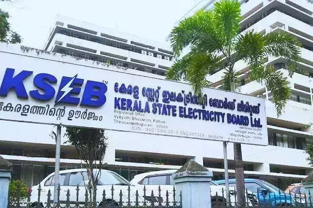 കെഎസ്ഇബിയില് താത്കാലിക വെടിനിര്ത്തല്; പ്രക്ഷോഭം അവസാനിപ്പിച്ച് നേതാക്കള് ഇന്ന് ജോലിക്ക് കയറും കെഎസ്ഇബിയില് താത്കാലിക വെടിനിര്ത്തല്; പ്രക്ഷോഭം അവസാനിപ്പിച്ച് നേതാക്കള് ഇന്ന് ജോലിക്ക് കയറും