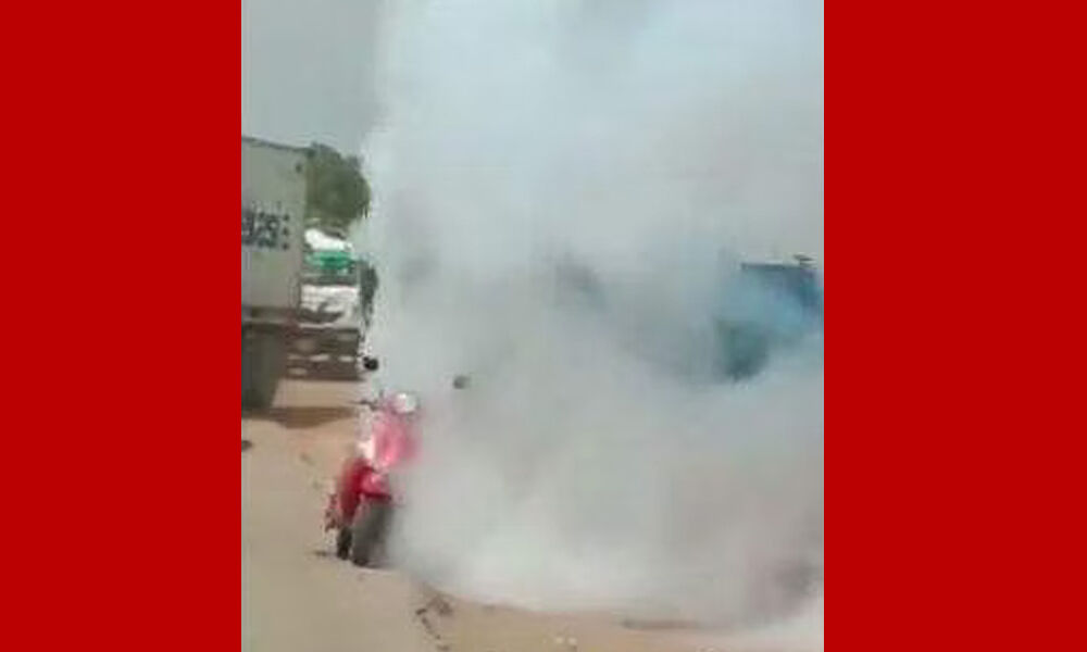 ഓട്ടത്തിനിടെ ഇലക്ട്രിക് സ്കൂട്ടറിന്റെ സീറ്റിന്റെ അടിയില് നിന്ന് തീ; യാത്രക്കാരന് ചാടി രക്ഷപ്പെട്ടു ഓട്ടത്തിനിടെ ഇലക്ട്രിക് സ്കൂട്ടറിന്റെ സീറ്റിന്റെ അടിയില് നിന്ന് തീ; യാത്രക്കാരന് ചാടി രക്ഷപ്പെട്ടു