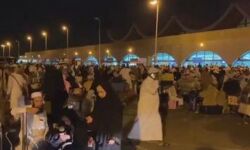 ജിദ്ദ വിമാനത്താവളത്തില് തിക്കുംതിരക്കും: വിമാനം കയറാനാവാതെ മലയാളികളടക്കം നിരവധി പേര് വിമാനത്താവളത്തില് കുടുങ്ങി ജിദ്ദ വിമാനത്താവളത്തില് തിക്കുംതിരക്കും: വിമാനം കയറാനാവാതെ മലയാളികളടക്കം നിരവധി പേര് വിമാനത്താവളത്തില് കുടുങ്ങി