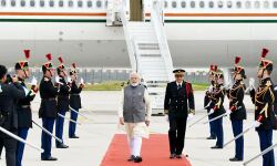 ഫ്രഞ്ച് പ്രസിഡന്റുമായി ചര്‍ച്ച നടത്താന്‍ നരേന്ദ്ര മോദി പാരിസിലെത്തി