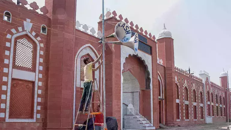 മൗലികാവകാശമല്ല; പള്ളികളില് ഉച്ചഭാഷിണി ഉപയോഗിക്കാന് അനുവദിക്കണമെന്നാവശ്യം തള്ളി അലഹാബാദ് ഹൈക്കോടതി മൗലികാവകാശമല്ല; പള്ളികളില് ഉച്ചഭാഷിണി ഉപയോഗിക്കാന് അനുവദിക്കണമെന്നാവശ്യം തള്ളി അലഹാബാദ് ഹൈക്കോടതി
