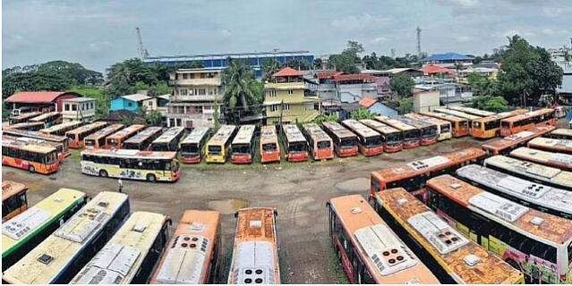 തുരുമ്പെടുത്ത് നശിപ്പിക്കണോ; വിറ്റു കൂടെ?, കെഎസ്ആർടിസിയെ രൂക്ഷമായി വിമർശിച്ച് ഹൈക്കോടതി തുരുമ്പെടുത്ത് നശിപ്പിക്കണോ; വിറ്റു കൂടെ?, കെഎസ്ആർടിസിയെ രൂക്ഷമായി വിമർശിച്ച് ഹൈക്കോടതി