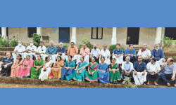 അമ്പത്തിയൊന്ന് വര്‍ഷം മുമ്പ് പഠിച്ചിറങ്ങിയ വിദ്യാര്‍ഥികള്‍ ഒത്ത് ചേര്‍ന്നത് വെറുതെയല്ല