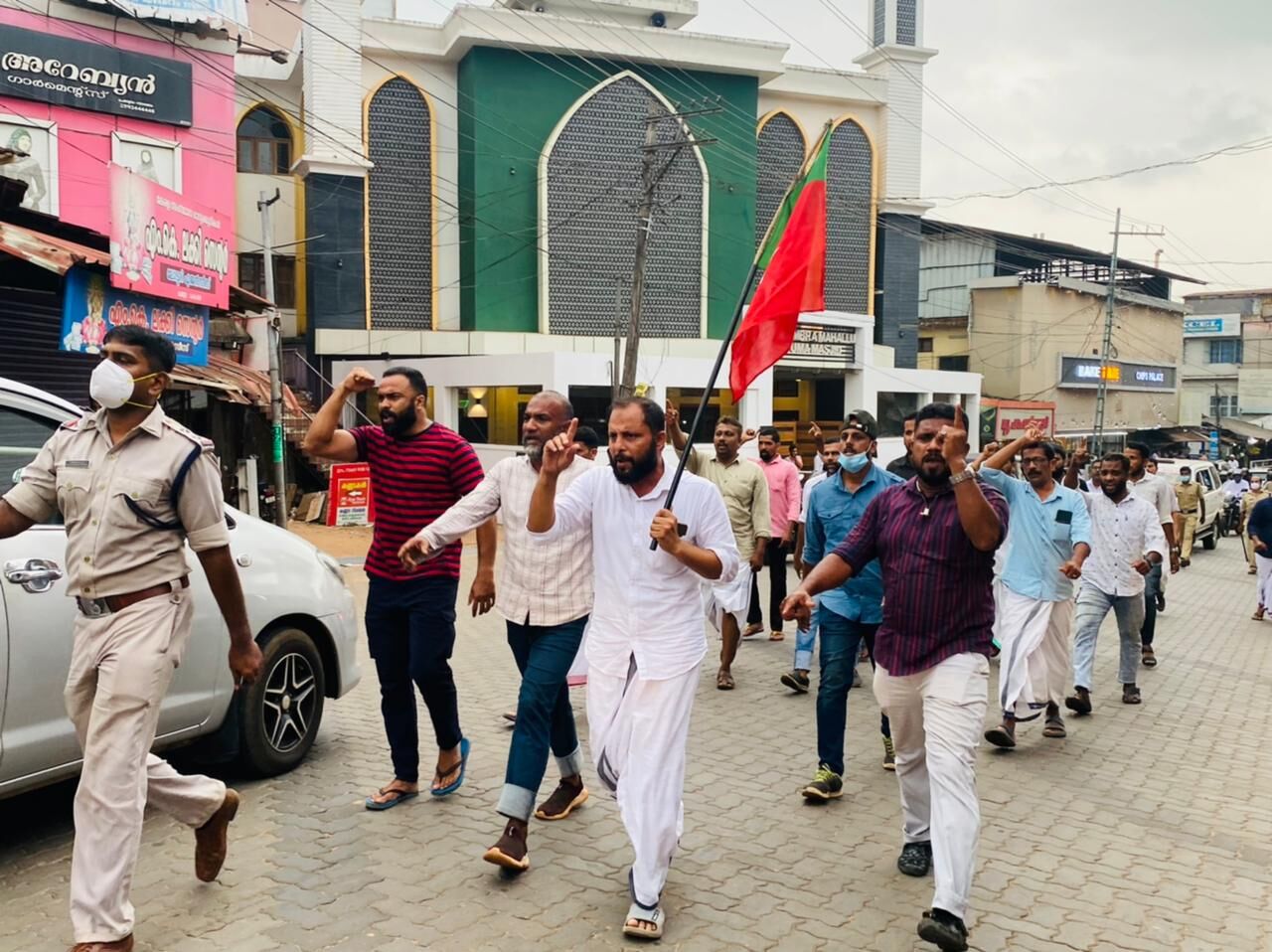 സൂപ്പര് മാര്ക്കറ്റിലെ ജീവനക്കാര്ക്കു നേരെയുണ്ടായ ആക്രമണത്തില് പ്രതിഷേധിച്ച് പേരാമ്പ്രയില് എസ്ഡിപിഐ പ്രവര്ത്തകര് നടത്തിയ പ്രകടനം സൂപ്പര് മാര്ക്കറ്റിലെ ജീവനക്കാര്ക്കു നേരെയുണ്ടായ ആക്രമണത്തില് പ്രതിഷേധിച്ച് പേരാമ്പ്രയില് എസ്ഡിപിഐ പ്രവര്ത്തകര് നടത്തിയ പ്രകടനം