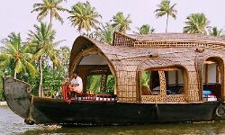 ഫോട്ടോയെടുക്കുന്നതിനിടെ കാല് വഴുതി; യുവാവ് ഹൗസ് ബോട്ടില് നിന്ന് കായലിൽ വീണു മരിച്ചു ഫോട്ടോയെടുക്കുന്നതിനിടെ കാല് വഴുതി; യുവാവ് ഹൗസ് ബോട്ടില് നിന്ന് കായലിൽ വീണു മരിച്ചു