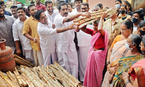 പാചകവാതക വിലവര്ധന: യൂത്ത് കോണ്ഗ്രസ് പ്രതിഷേധസൂചകമായി വിറക് വിതരണം ചെയ്തു പാചകവാതക വിലവര്ധന: യൂത്ത് കോണ്ഗ്രസ് പ്രതിഷേധസൂചകമായി വിറക് വിതരണം ചെയ്തു