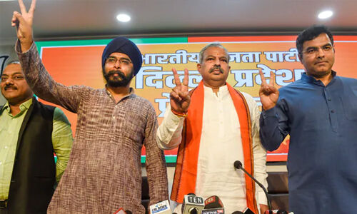 ആയിരം കേസെടുത്താലും... അരവിന്ദ് കെജ്രിവാളിനെ വെല്ലുവിളിച്ച് ബിജെപി നേതാവ് ബഗ്ഗ