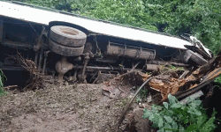 ടൂറിസ്റ്റ് ബസ് 20 അടി താഴ്ചയിലേക്കു മറിഞ്ഞ് അപകടം; 30 വിദ്യാര്‍ഥികള്‍ക്ക് പരിക്ക്