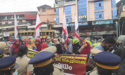 പീഡനം മറച്ചുവച്ച സ്‌കൂള്‍ അധികൃതര്‍ക്കെതിരേ നടപടിയെടുക്കുക; സെന്റ് ജമ്മാസ് സ്‌കൂളിനു മുന്നില്‍ വിമന്‍ ജസ്റ്റിസ് മൂവ്‌മെന്റ്  പ്രതിഷേധം