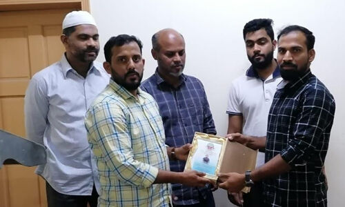 നാട്ടിലേക്ക് മടങ്ങുന്ന പ്രവാസിക്ക്  ഇന്ത്യന്‍ സോഷ്യല്‍ ഫോറം യാത്രയയപ്പ് നല്‍കി