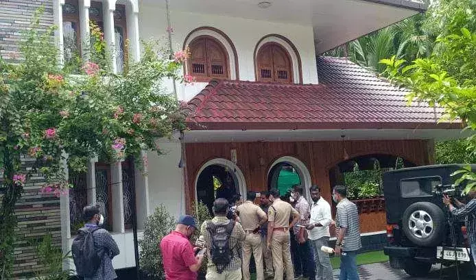 ഗുരുവായൂരില് സ്വര്ണവ്യാപാരിയുടെ വീട്ടില് വന്കവര്ച്ച; മൂന്ന് കിലോ സ്വര്ണവും രണ്ടു ലക്ഷം രൂപയും നഷ്ടപ്പെട്ടു ഗുരുവായൂരില് സ്വര്ണവ്യാപാരിയുടെ വീട്ടില് വന്കവര്ച്ച; മൂന്ന് കിലോ സ്വര്ണവും രണ്ടു ലക്ഷം രൂപയും നഷ്ടപ്പെട്ടു