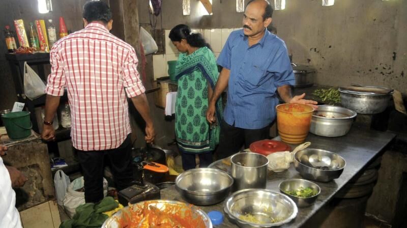 സംസ്ഥാനത്ത് ഭക്ഷ്യ സുരക്ഷാ പരിശോധന തുടരും; രണ്ട് ദിവസങ്ങളിലായി പരിശോധന നടന്നത് 484 സ്ഥാപനങ്ങളില്‍