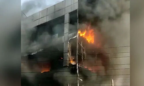 ഡല്ഹിയില് നാല് നില കെട്ടിടത്തിന് തീപിടിച്ചു; 26 മരണം; 40ഓളം പേര്ക്ക് പൊള്ളലേറ്റു ഡല്ഹിയില് നാല് നില കെട്ടിടത്തിന് തീപിടിച്ചു; 26 മരണം; 40ഓളം പേര്ക്ക് പൊള്ളലേറ്റു