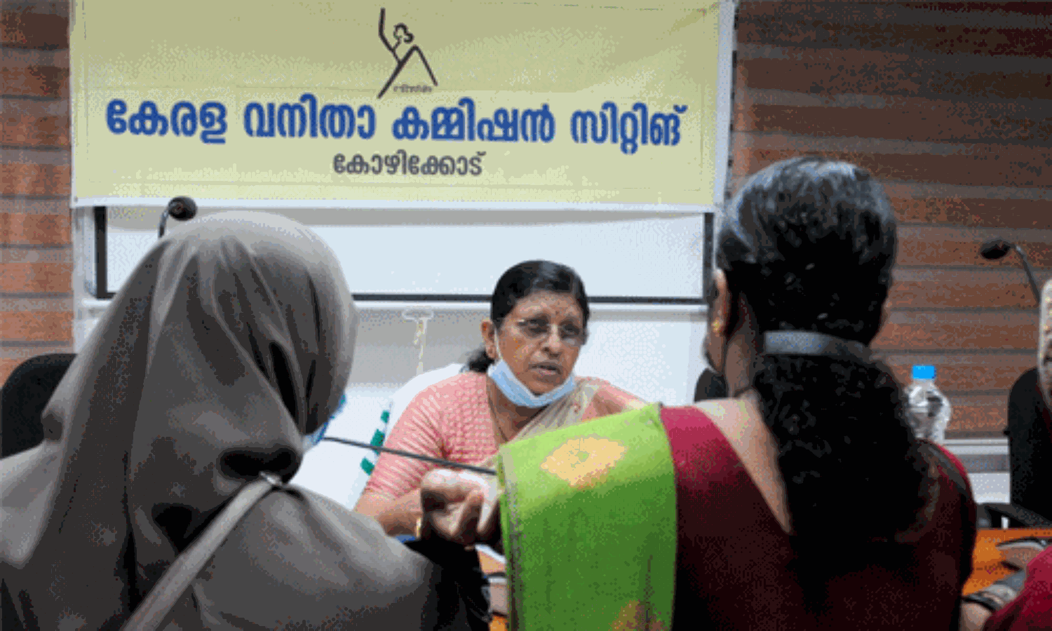 വിദ്യാലയങ്ങളില് പരാതി പരിഹാരസെല്ലുകള് ഏര്പ്പെടുത്തുന്ന കാര്യത്തില് ഇടപെടല് നടത്തും: വനിതാകമ്മീഷന് അധ്യക്ഷ വിദ്യാലയങ്ങളില് പരാതി പരിഹാരസെല്ലുകള് ഏര്പ്പെടുത്തുന്ന കാര്യത്തില് ഇടപെടല് നടത്തും: വനിതാകമ്മീഷന് അധ്യക്ഷ